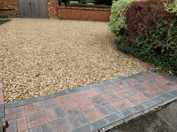 Decorative resin bonded gravel driveway